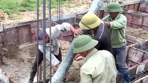 Patronii firmelor de construcţii continuă să aducă muncitori din Asia, dar cu verificări suplimentare 