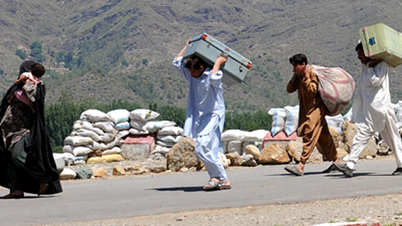 Pakistan: Civilii din valea Swat sunt victime atât ale talibanilor, cât şi ale armatei