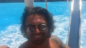 Vedetele şi Internetul: Pepe şi-a sărbătorit ziua de naştere la piscină, dar nu a lipsit de pe net