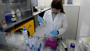 Cercetătorii de la AstraZeneca ar putea relua testările pentru vaccinul împotriva COVID-19