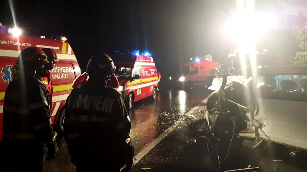 Accident teribil: Două persoane au murit, iar alte două au fost rănite grav, după ce un microbuz a depăşit într-o zonă interzisă