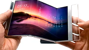 Samsung provoacă Apple cu noul display pliabil în două locuri. Sud-coreeni, cel mai mare producător de smartphone-uri