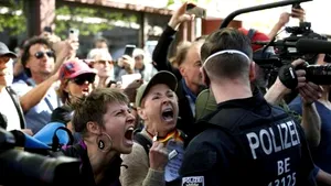 Echipă a unei televiziuni, agresată de manifestanţi în centrul Berlinului