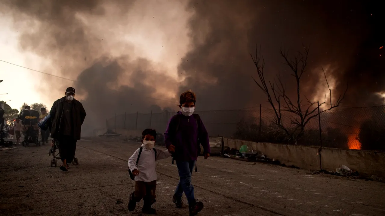 Încă un incendiu în lagărul de refugiaţi Moria. Mii de refugiaţi dorm sub cerul liber. Grecia trimite ajutoare
