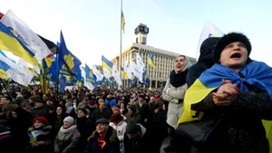 Mii de ucraineni au ieşit în stradă, cu o zi înaintea primei întâlniri Zelenski-Putin. Mesajul pe care vor să îl transmită liderului Rusiei. VIDEO