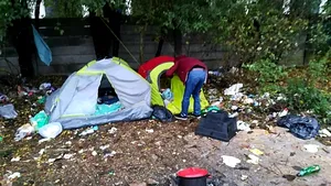 Unsprezece migranţi din Afganistan, între care trei copii, găsiţi de poliţişti într-o tabără improvizată | FOTO