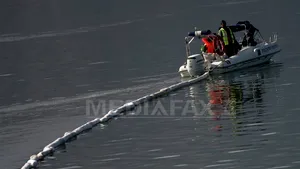 Poluare cu produse petroliere pe Dunăre, în apropiere de barajul Porţile de Fier I