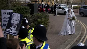 Fondatorul Wikileaks, Julian Assange, s-a căsătorit în închisoare. În faţa penitenciarului s-au strâns mai mulţi susţinători
