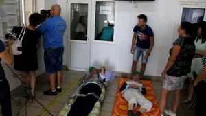 Bărbatul care a dus pacienţi cu targa la CJAS Bihor: Am făcut ce mi s-a cerut. CJAS: Totul a fost regizat / Ministrul Sănătăţii trimite Corpul de Control/ Prefectul cere CNAS să modifice normele interne 