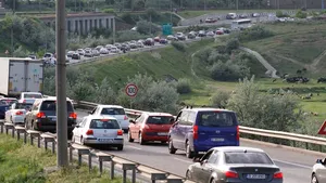 Trafic deviat pe autostradă de la Nădlac spre Arad din cauza a sute de camioane aflate lângă vamă