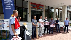 Miting al poliţiştilor din Neamţ pentru dotări mai performante: Nu vrem să murim ca nişte proşti/ Sindicaliştii au cerut demisia ministrului Carmen Dan | FOTO