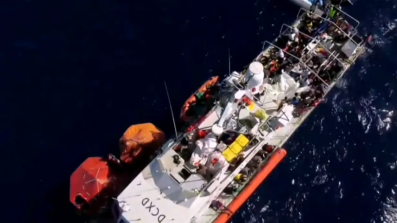 VIDEO: Nava de salvare finanţată de Banksy este blocată în Marea Mediterană, cu peste 200 de imigranţi la bord
