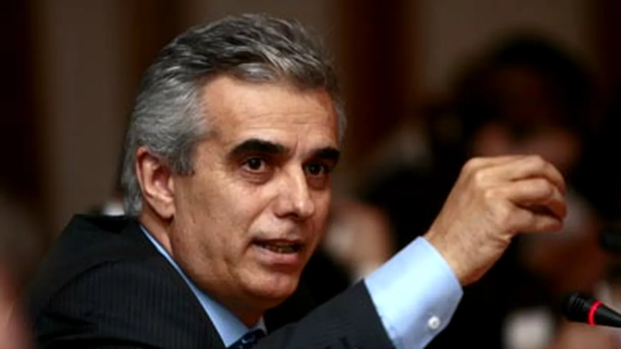 Plasă cu bani uitată la o terasă, găsită de poliţişti la o masă unde ar fi stat Manţog