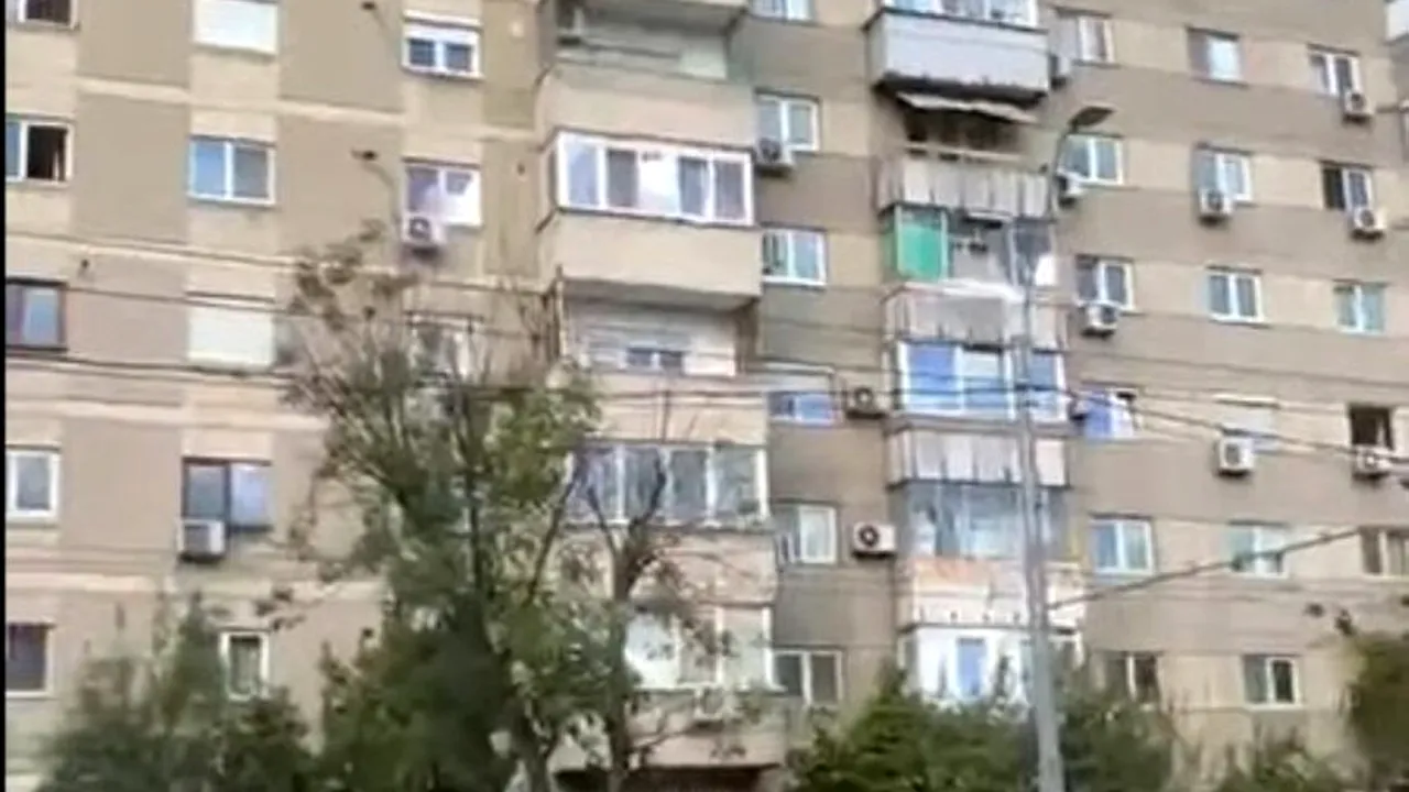 Un balcon s-a prăbușit peste o mașină, în Sectorul 4 din București