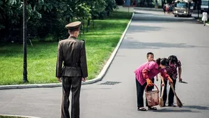 Coreea de Nord în imagini pe care Kim Jong-un nu le vrea publice: Străzi măturate sub supravegherea soldaţilor, chelneriţe acre şi oameni trişti - GALERIE FOTO 