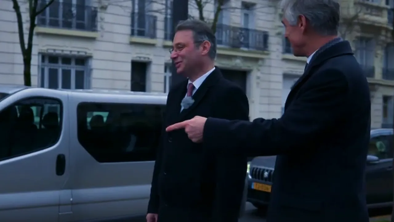 Preluare simbolică între diplomaţi a preşedinţiei Consiliului UE,  în timpul unei plimbări prin Paris