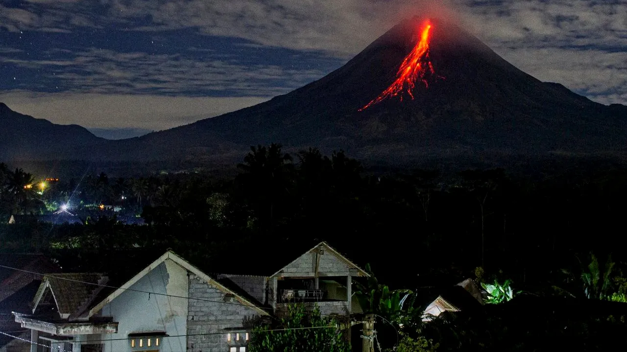 Avalanşă de lavă. A erupt vulcanul Merapi din Indonezia
