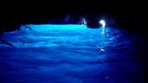 Insula unde împărații romani aveau piscină privată într-o peșteră. Apa e atât de limpede încât pare generată pe calculator