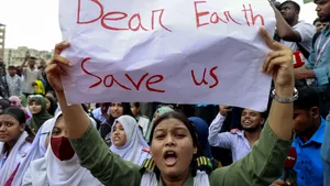 Proteste ale studenților din Dhaka, în urma accidentului aviatic. Marți, zi de doliu național în Bangladesh