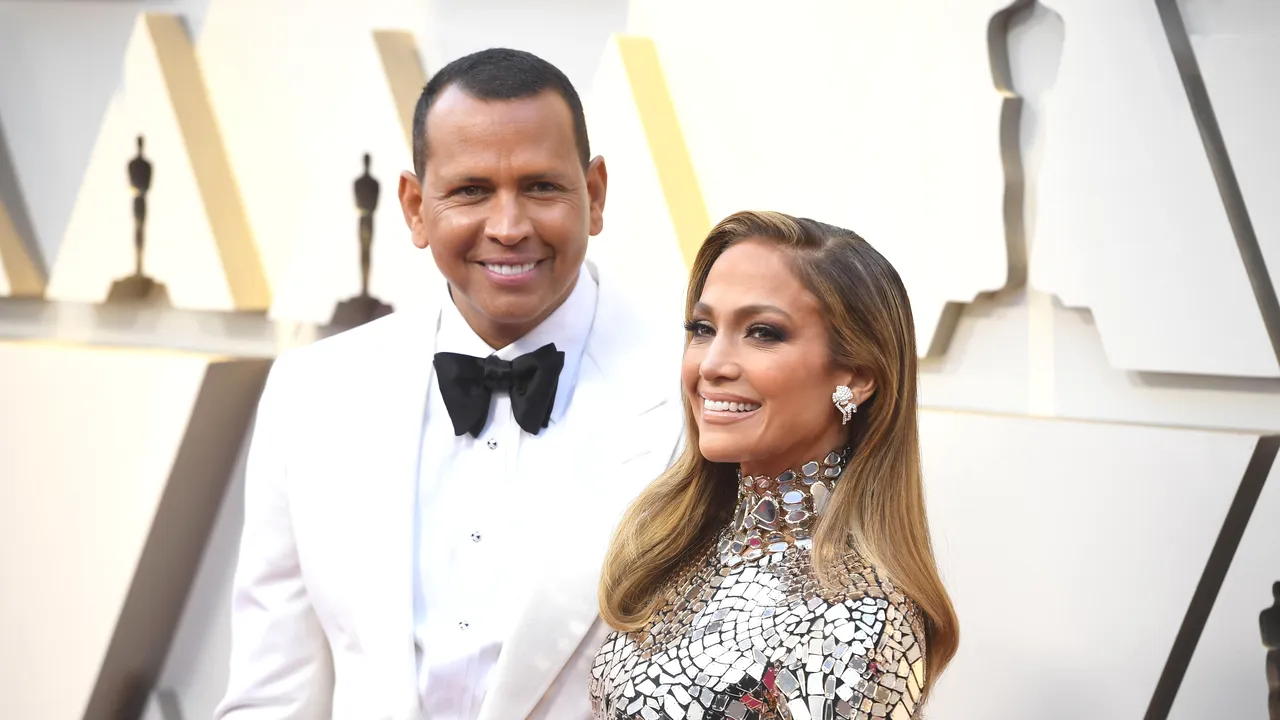 Jennifer Lopez şi Alex Rodriguez s-au logodit după o relaţie de doi ani. Cum arată diamantul primit de cântăreaţă | FOTO