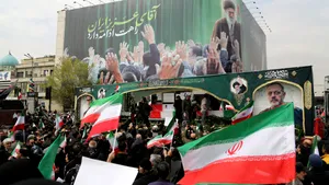 LIVE UPDATE Război în Orientul Mijlociu ziua 13. Petrolul se scumpește din nou. Strâmtoarea Ormuz devine noul focar al conflictului, după atacuri asupra navelor și intervenția SUA / Hezbollah și Iranul au lansat primul atac coordonat împotriva Israelului