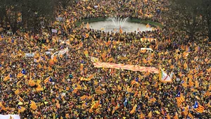 Peste 45.000 de oameni au manifestat la Bruxelles în favoarea independenţei Cataloniei/ Puigdemont: Catalonia vrea să existe sub forma unui stat democratic