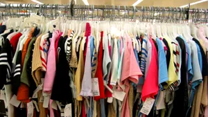 Înghesuială la deschiderea primului magazin de bunuri confiscate. Vezi aici ce produse scoate la vânzare ANAF