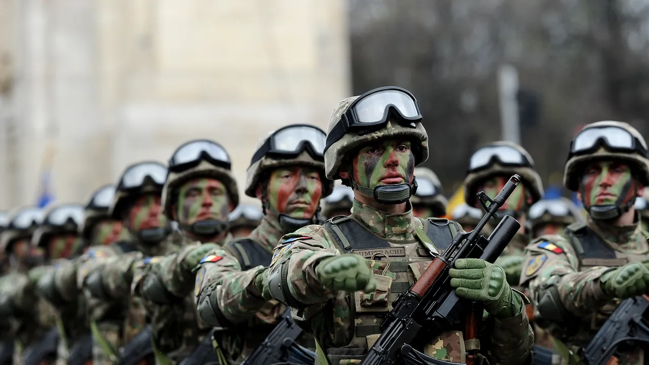 Paradă militară la Bucureşti, de Ziua Naţională a României. 1.500 de militari, 21 salve de tun