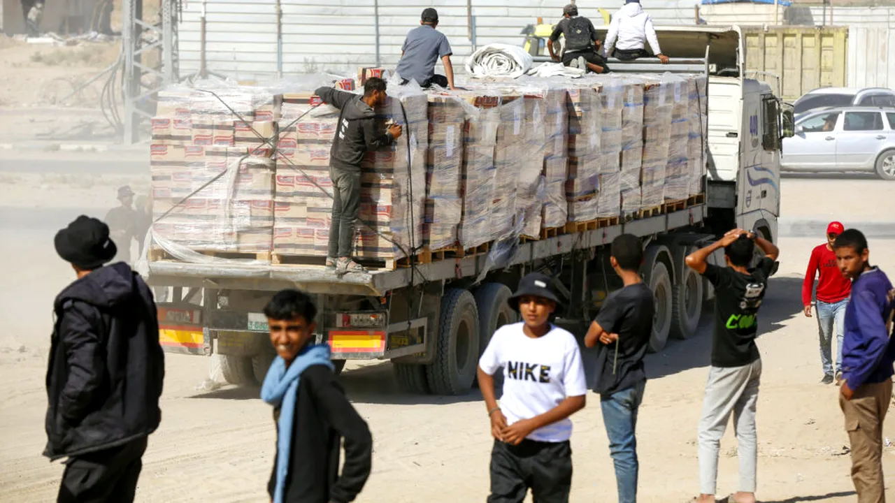 Israelul permite intrarea a 600 de camioane cu ajutor umanitar în Fâșia Gaza, prin punctul de frontieră Rafah