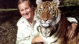 Zoologul şi vedeta TV Jim Fowler, care a jucat în 