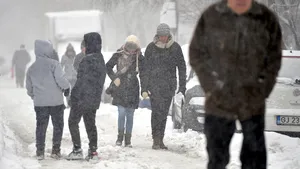 Informare meteo de vreme rea: Meteorologii anunţă ninsori şi vânt, de duminică până marţi seara. Zonele vizate