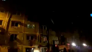 Incendiu într-un bloc din Drobeta Turnu Severin. 40 de persoane au fost evacuate. VIDEO