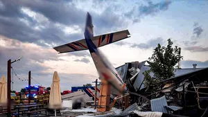 Accident aviatic în Polonia: un avion de mici dimensiuni s-a prăbuşit peste un hangar