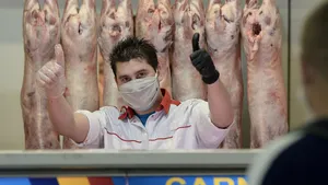 Masca trebuie schimbată o dată la 4 ore de anumiţi angajaţi. Reguli impuse la serviciu. Ce prevede proiectul Guvernului de lege 