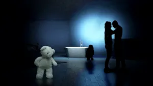 FOTO Teatrul cadourilor dăruite din vină. Daruri oferite de abuzatorii victimelor violenţei domestice, scoase la licitaţie