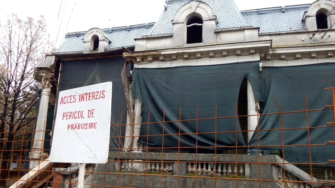 Clădire prăbuşită peste liniile de tramvai, în Sectorul 5 din Bucureşti