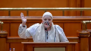 FOTO Diana Şoşoacă a venit cu o botniţă la gură în Parlament