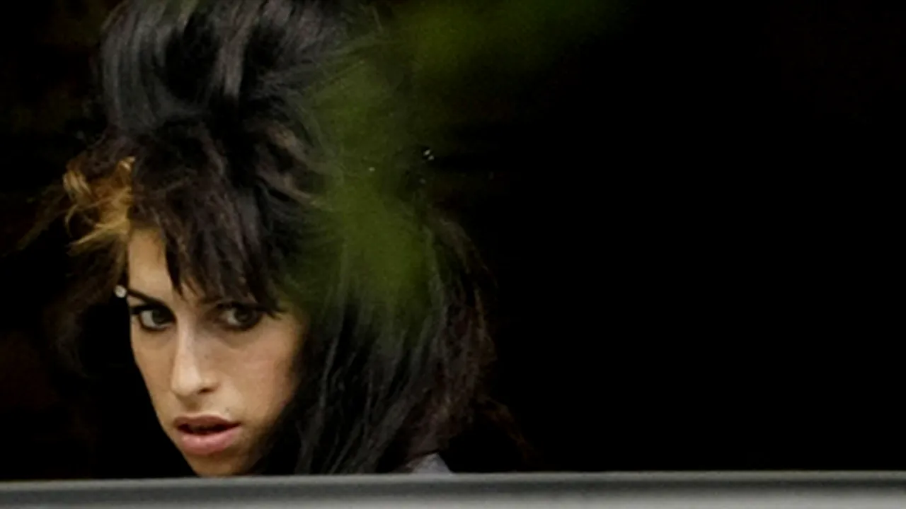 Amy Winehouse, găsită leşinată în locuinţa ei din Londra