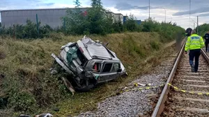 Autoturism lovit de tren într-o localitate din Suceava. O persoană a rămas blocată în vehicul