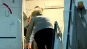 Hillary Clinton a căzut în genunchi la urcarea în avion - VIDEO