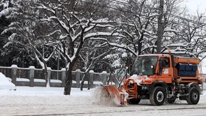 Capitala, pregătită pentru ninsoare cu aproape 500 de utilaje şi 23.000 de tone de antiderapant
