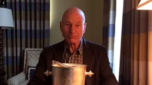 Patrick Stewart ironizează provocarea găleţii cu gheaţă, folosind 2 cuburi în paharul său cu whisky - VIDEO