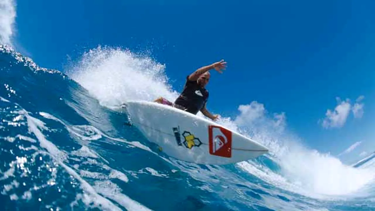 Kelly Slater a obţinut al nouălea titlu mondial la surfing (Video)