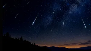 Spectacol pe cerul României în octombrie. Trei ploi de meteori și „Luna Vânătorului”: când și cum pot fi observate
