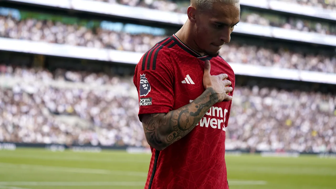 Manchester United îi acordă lui Antony un 