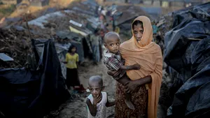 Marea Britanie a suspendat legăturile militare cu Myanmar. May: Suntem foarte îngrijoraţi în legătură cu ce se întâmplă cu populaţia Rohingya 