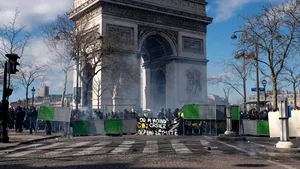 Franţa, paralizată de o grevă generală. Forţele de ordine au folosit gaze lacrimogene împotriva protestatarilor. FOTO, VIDEO