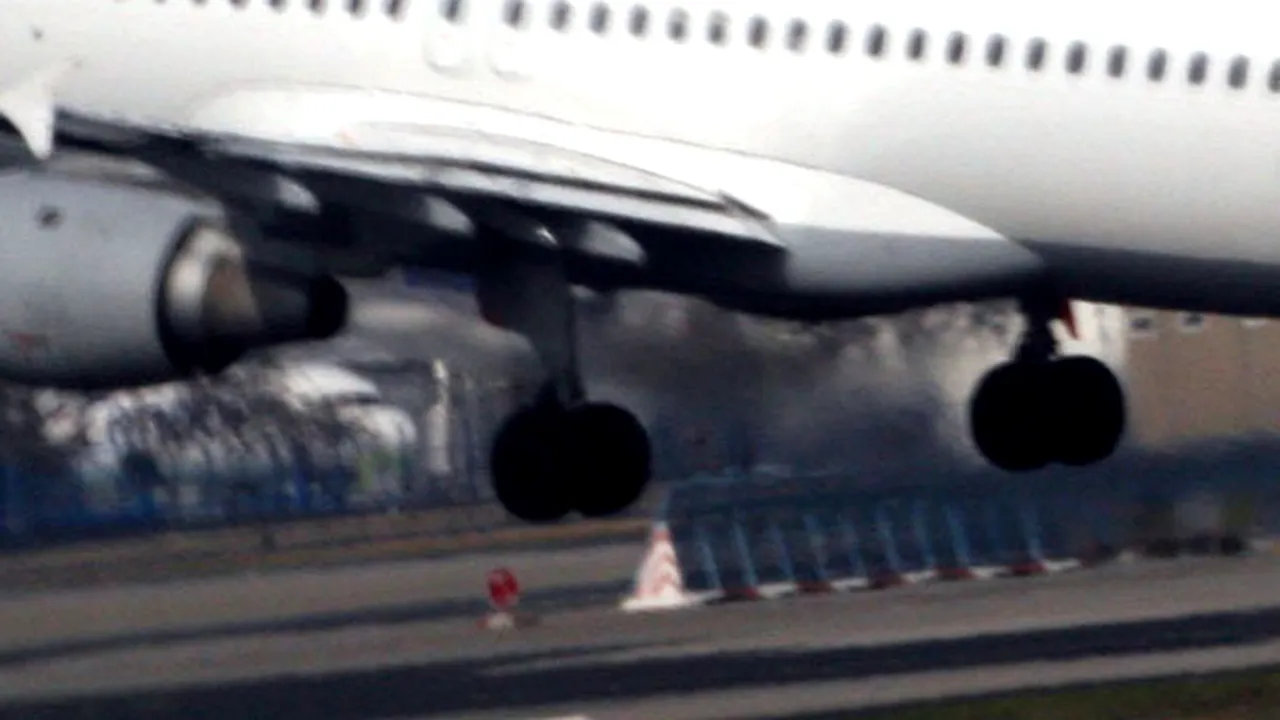 Un român a zburat de la Viena la Londra în compartimentul trenului de aterizare al unui avion