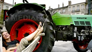 Tractorul poate fi condus pe drumurile publice fără permis, a decis Instanţa Supremă
