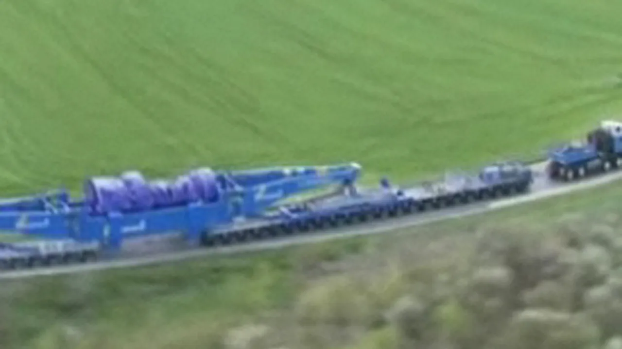 Trafic perturbat pe Centura Bucureşti din cauza unui transport lung de 110 m - VIDEO